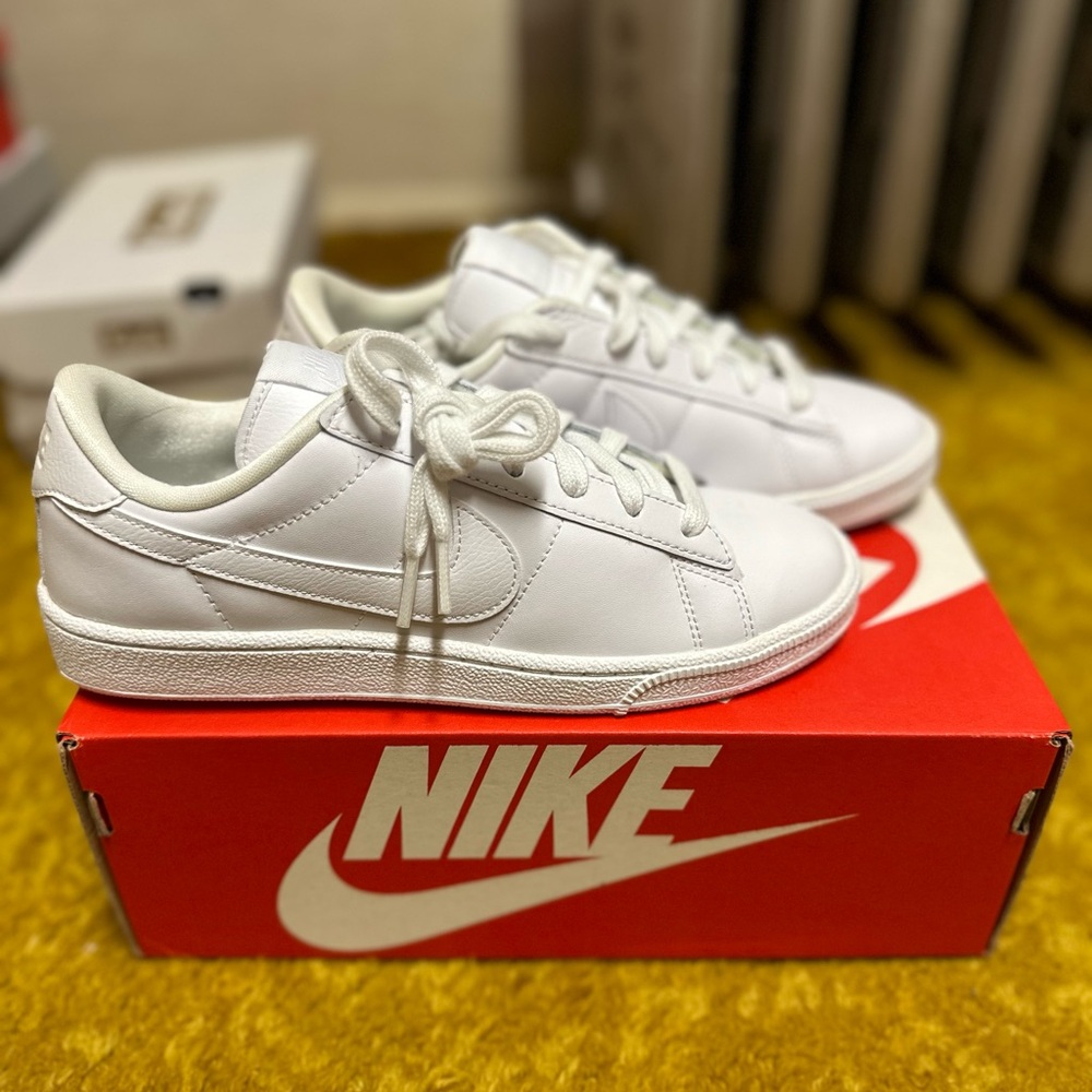 Nike women's tennis classic sneaker